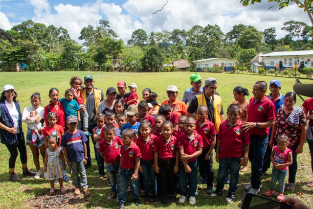 Comunidad y voluntarios en jornada ambiental