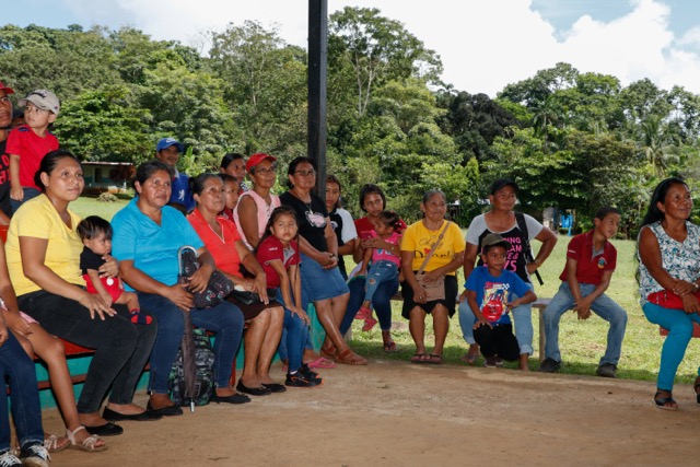 Voluntarios trabajando juntos en la playa