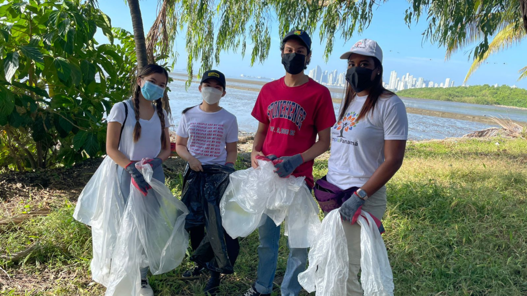 Voluntarios de Fundación Limpia Panamá en una jornada ambiental